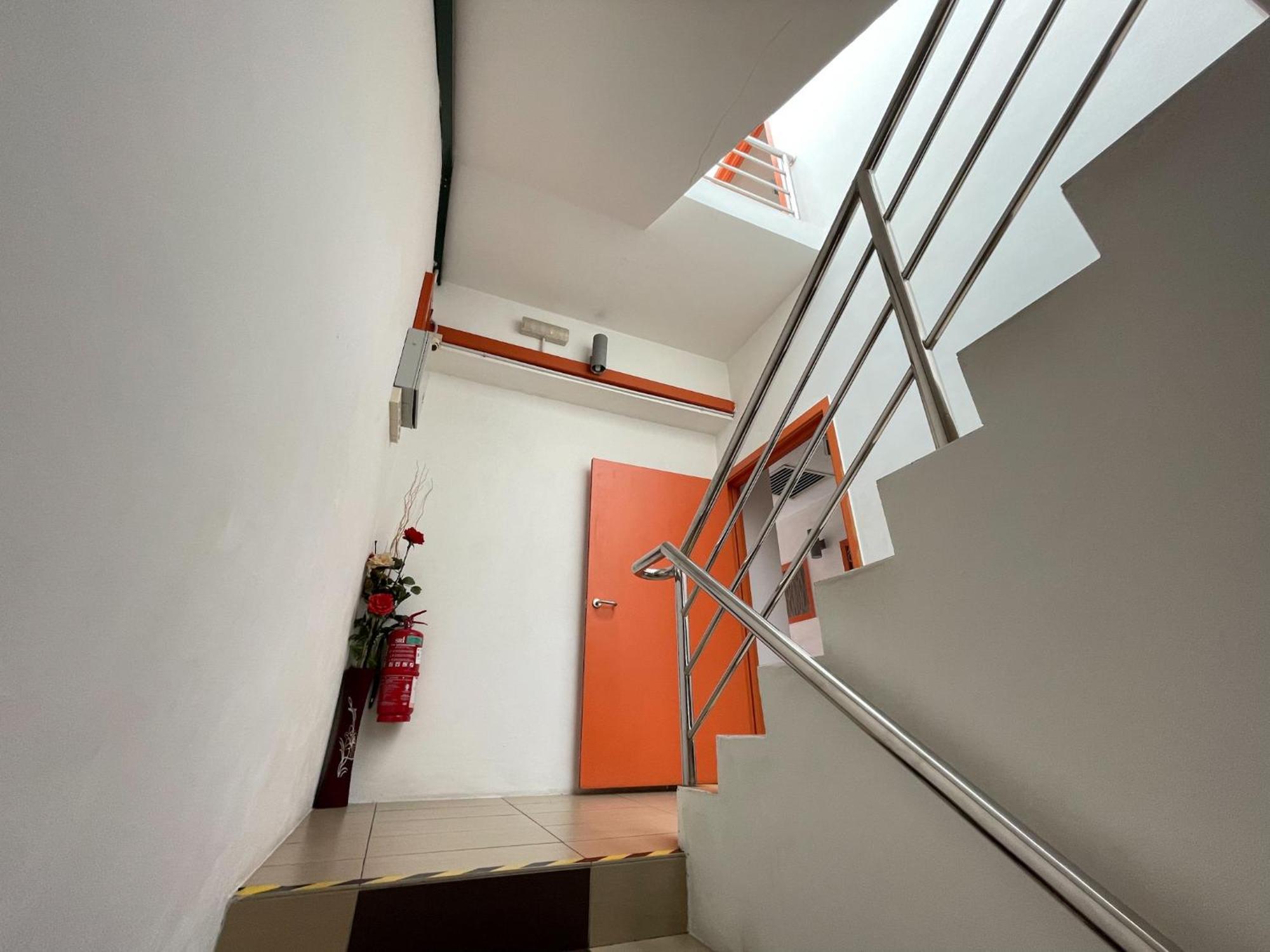 1 Hotel Mahkota צ'ראס מראה חיצוני תמונה
