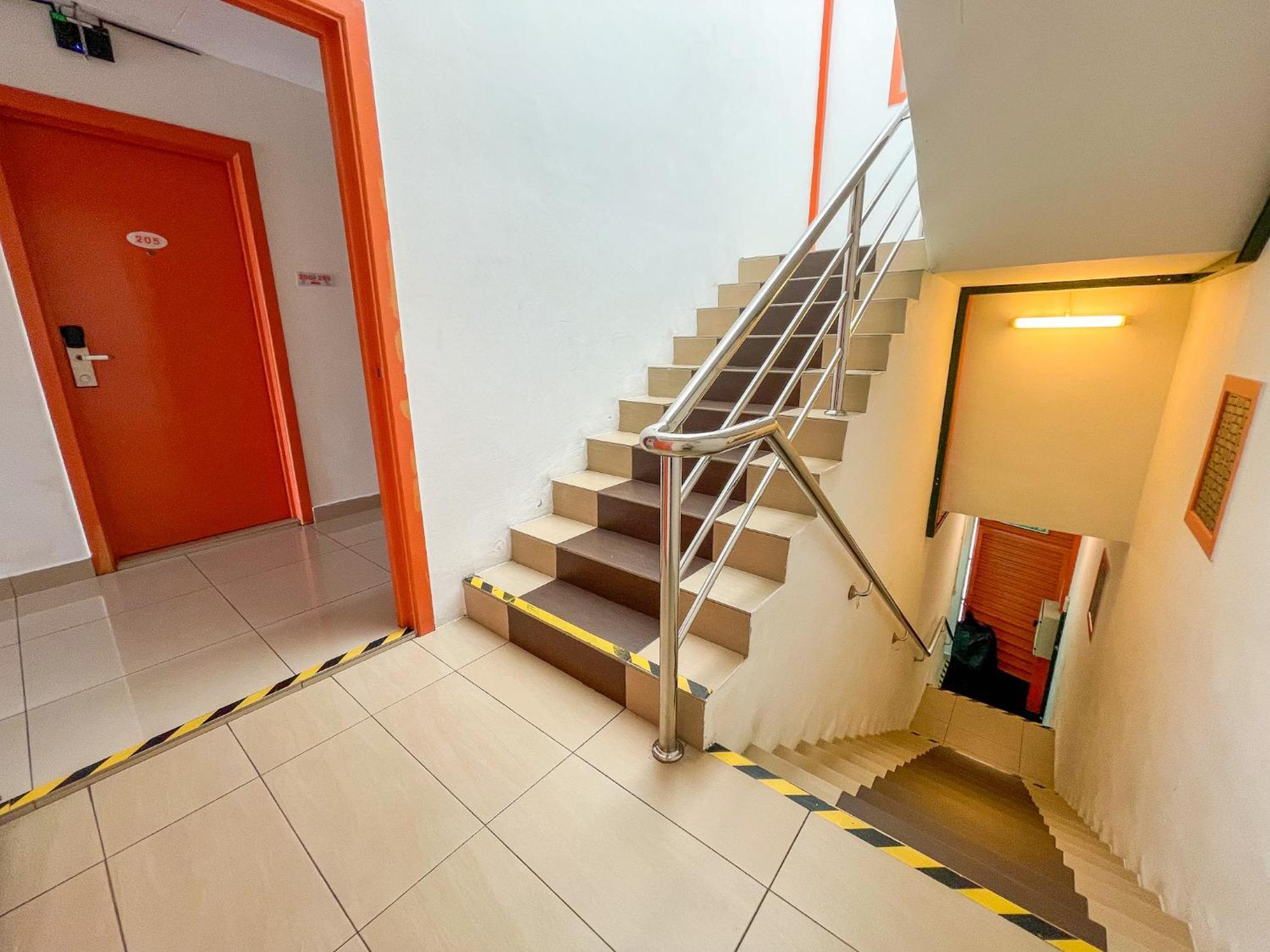 1 Hotel Mahkota צ'ראס מראה חיצוני תמונה