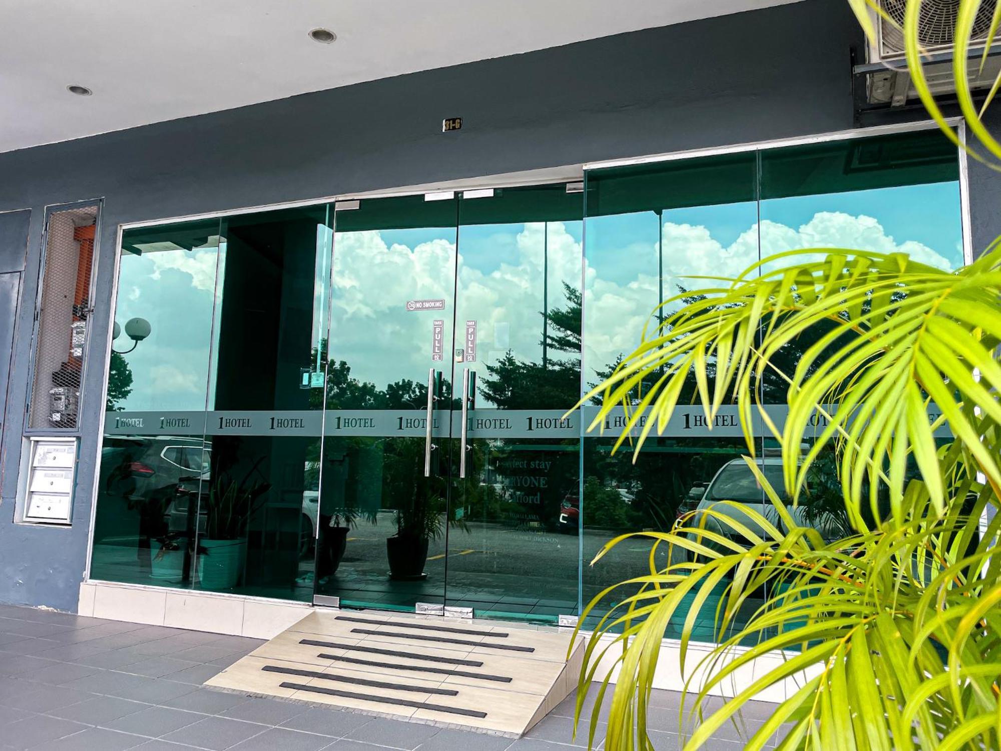 1 Hotel Mahkota צ'ראס מראה חיצוני תמונה
