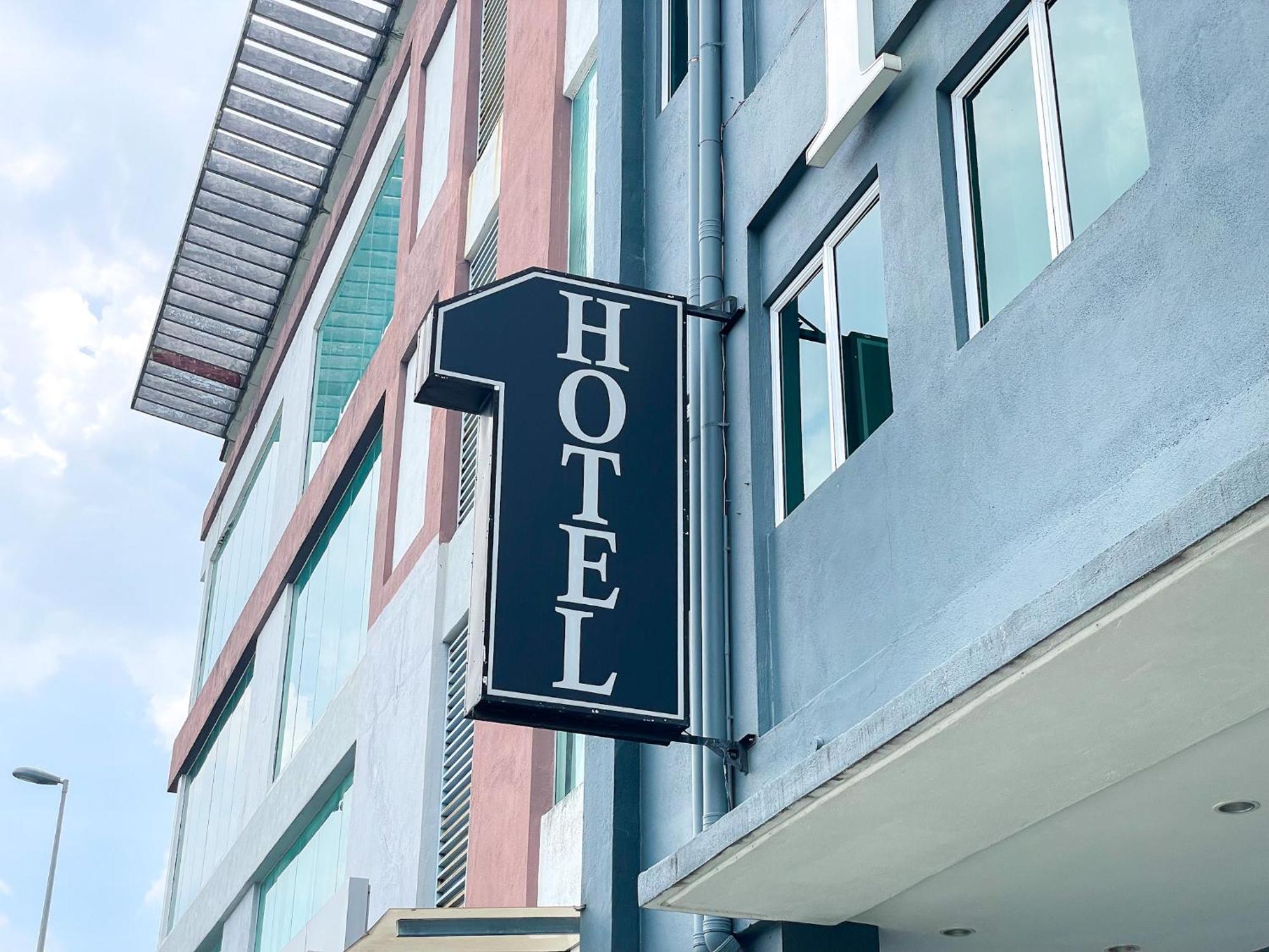 1 Hotel Mahkota צ'ראס מראה חיצוני תמונה