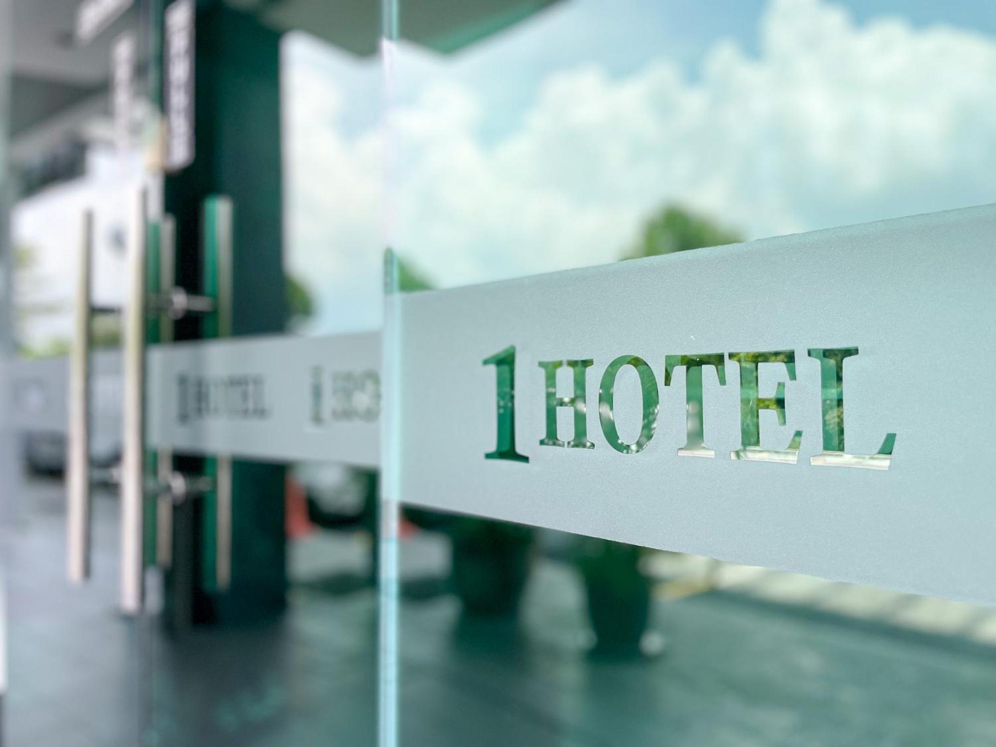 1 Hotel Mahkota צ'ראס מראה חיצוני תמונה