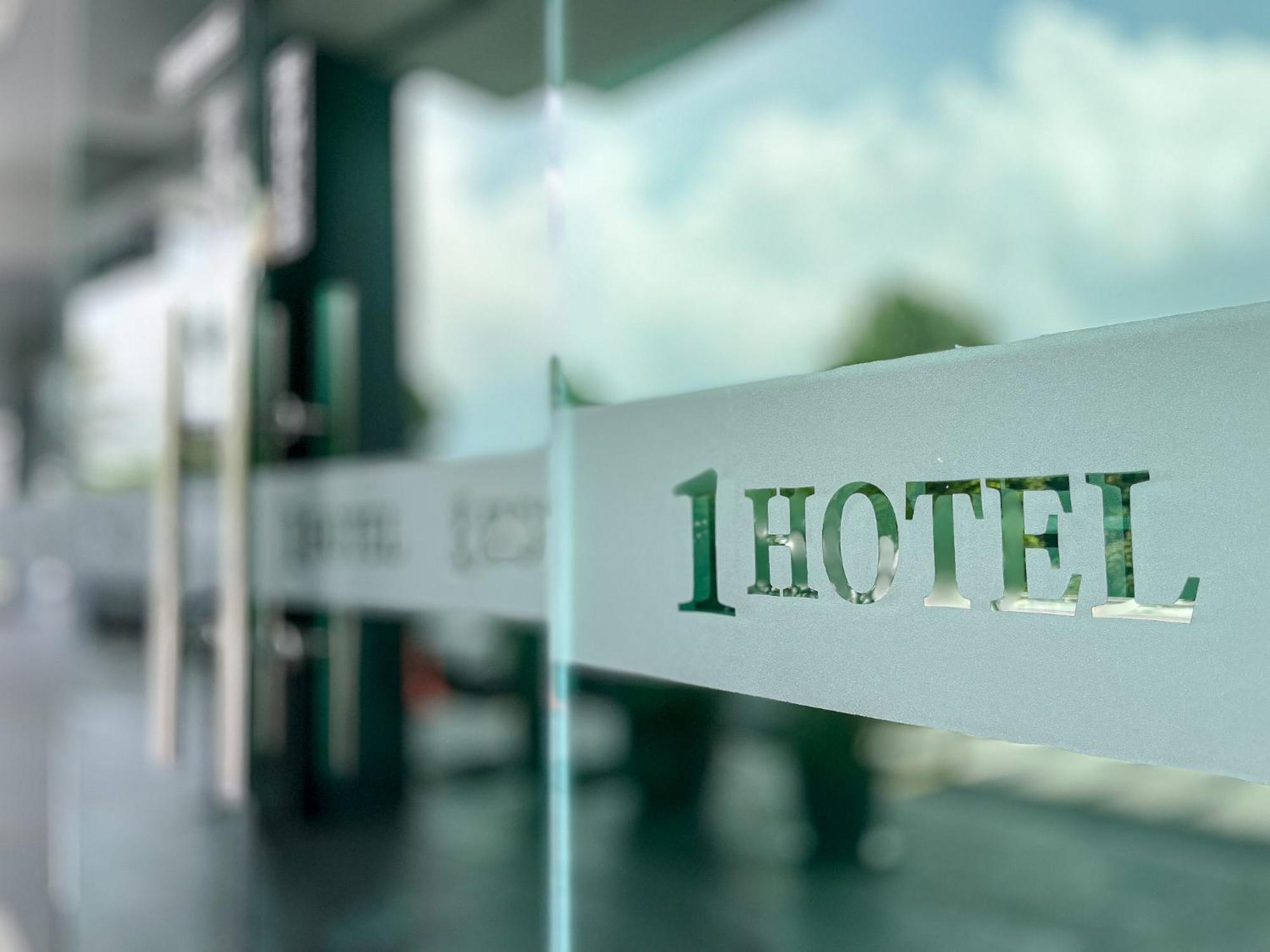 1 Hotel Mahkota צ'ראס מראה חיצוני תמונה