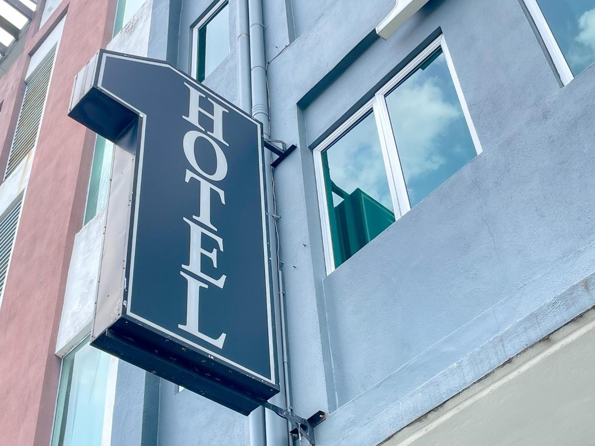 1 Hotel Mahkota צ'ראס מראה חיצוני תמונה