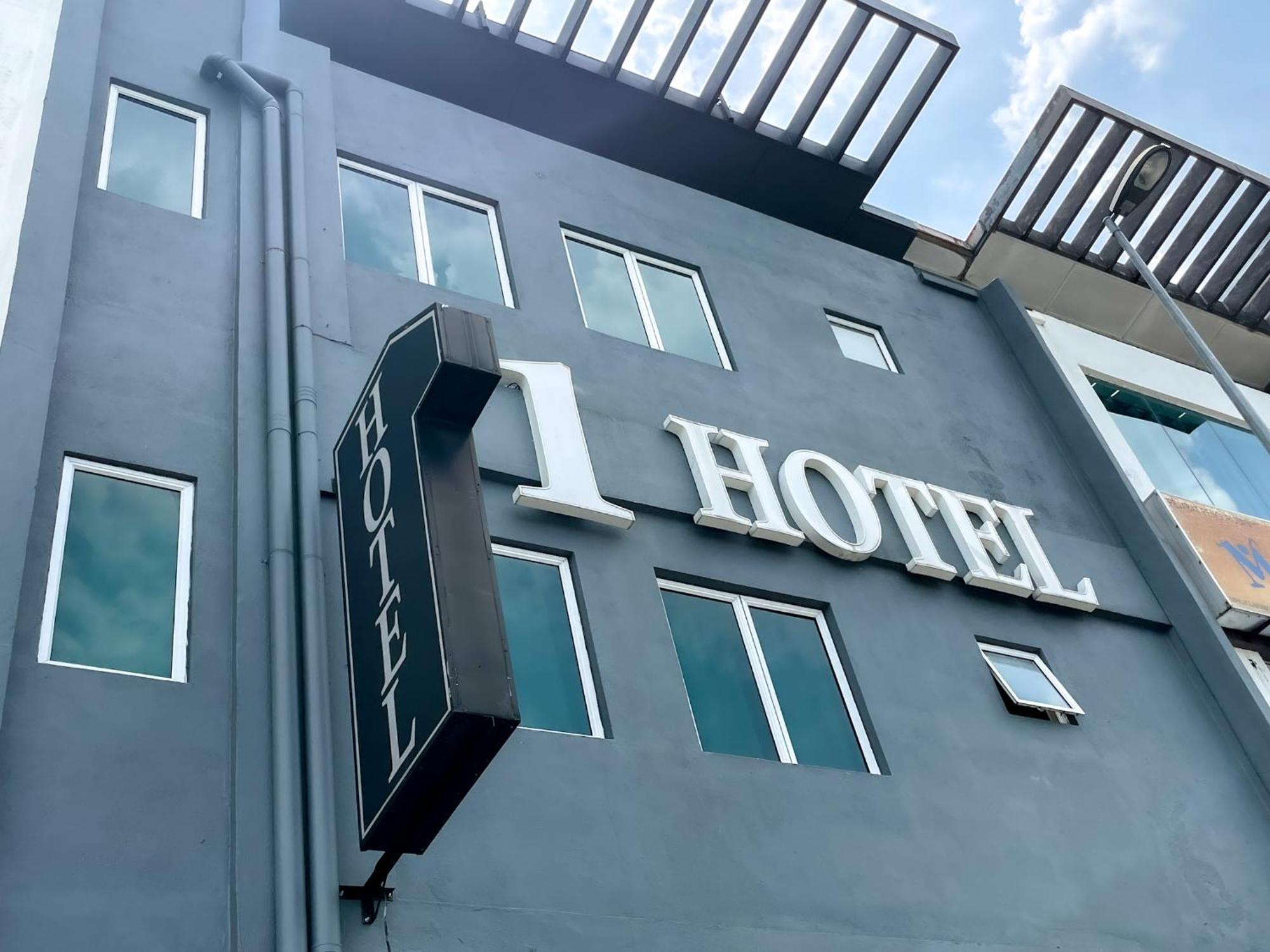 1 Hotel Mahkota צ'ראס מראה חיצוני תמונה