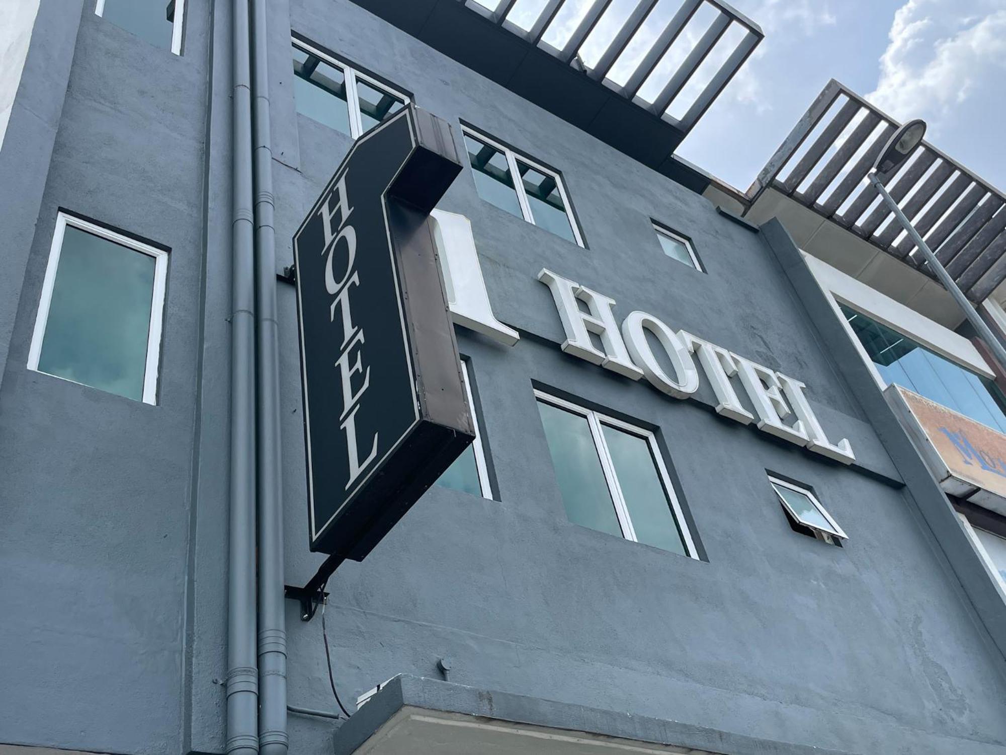 1 Hotel Mahkota צ'ראס מראה חיצוני תמונה