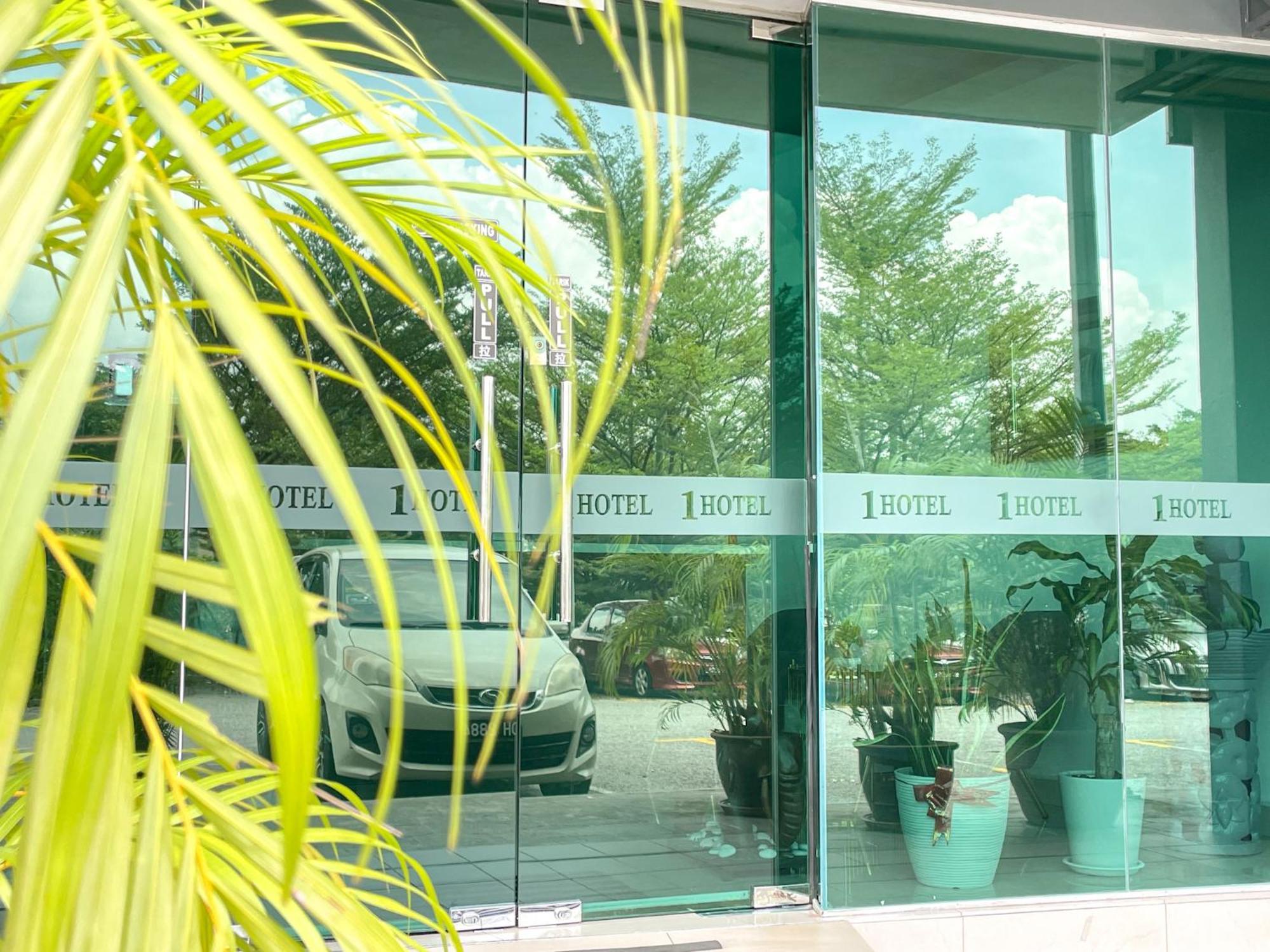 1 Hotel Mahkota צ'ראס מראה חיצוני תמונה