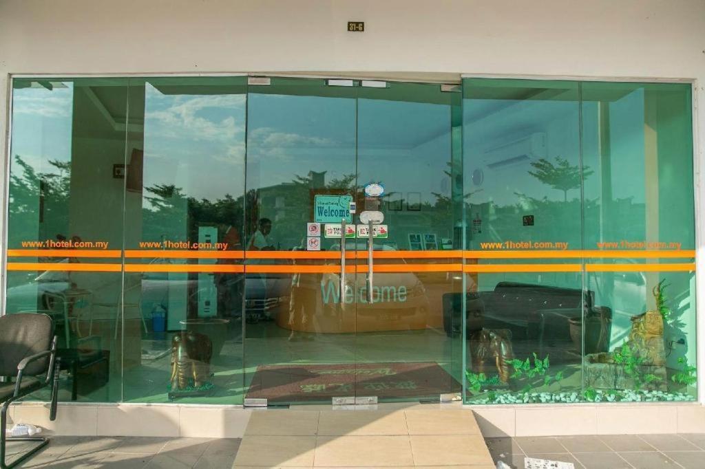 1 Hotel Mahkota צ'ראס מראה חיצוני תמונה