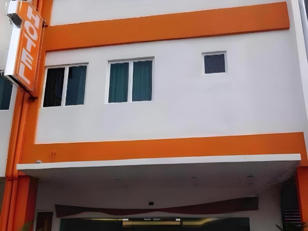1 Hotel Mahkota צ'ראס מראה חיצוני תמונה