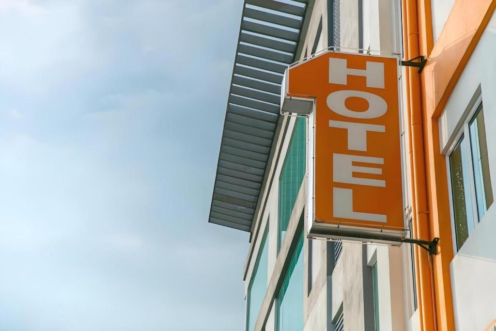 1 Hotel Mahkota צ'ראס מראה חיצוני תמונה