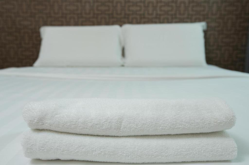 1 Hotel Mahkota צ'ראס מראה חיצוני תמונה