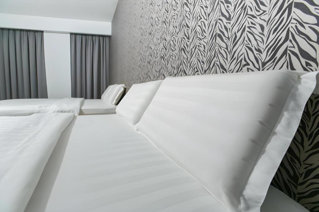 1 Hotel Mahkota צ'ראס מראה חיצוני תמונה