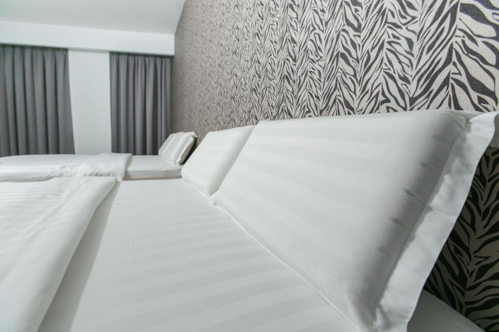 1 Hotel Mahkota צ'ראס מראה חיצוני תמונה